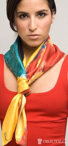 Jednoduše uvázaný pestrobarevný hedvábný šátek, autor: Mickael Casol