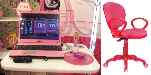 Růžový notebook a židle