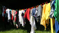 Skvrny na vypraném oblečení dokáží otrávit život. Víme, co s nimi!