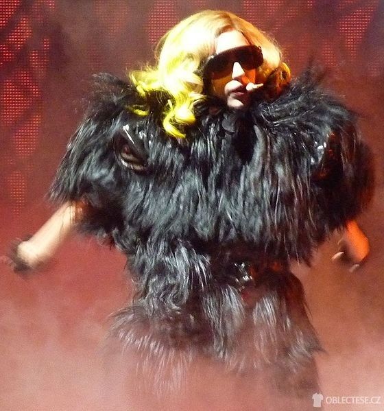 Péřové oblečení je pro Lady Gagu typické, autor: Sricsi