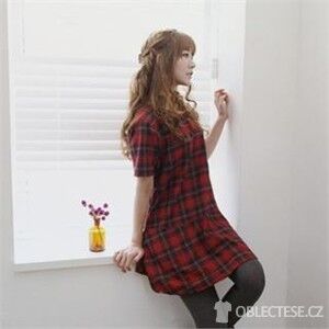 Kostka versus červená, autor: yesstyle