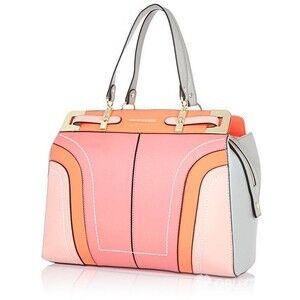 Pastelky v šatníku, autor: riverisland