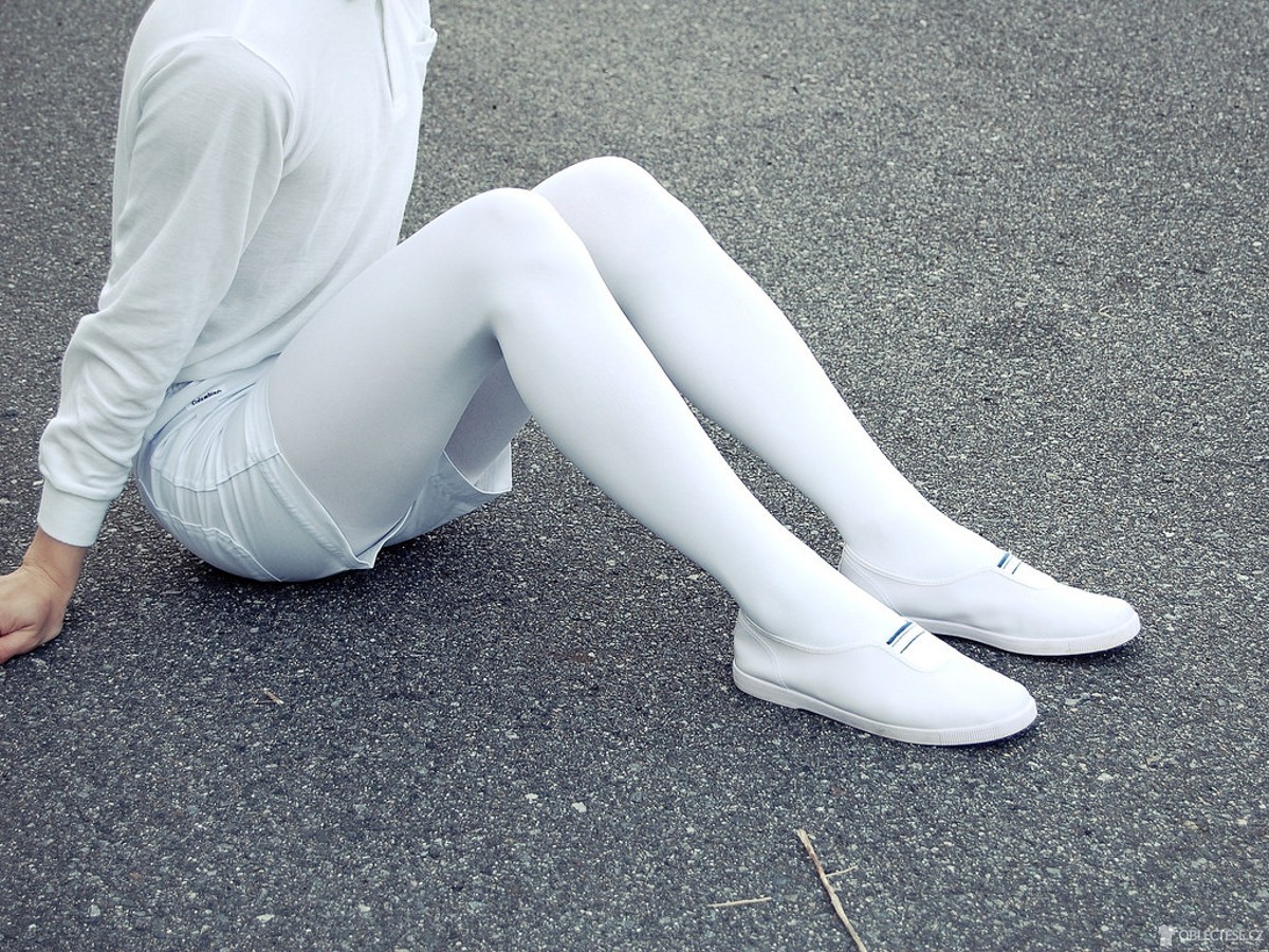 White tights. Колготки белые. Ноги в белых колготках. Женщины в белых колготках. Образ с белыми колготками.