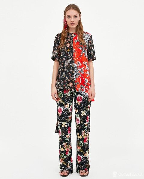 Květinový vzor na tmavém podkladu