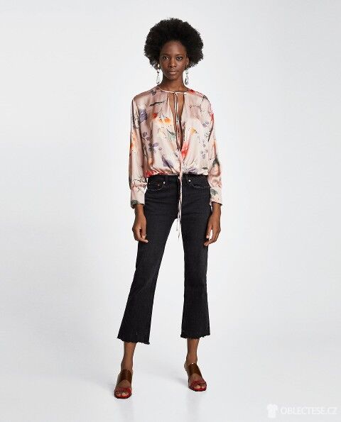 Květinový vzor na světlém podkladu