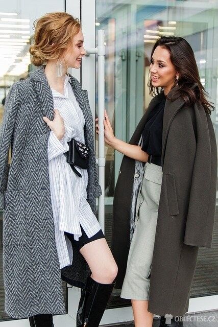 Oversized kabáty jsou letos v módě, nesluší ale všem