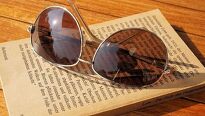 Sluneční brýle nejsou pouze oblíbeným módním doplňkem