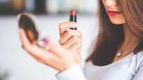 Dokonalé duo, které rozhoduje o prvním dojmu? Rtěnka a dobře padnoucí outfit!