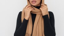 Módní trendy v nošení šál: jak stylově doplnit každý outfit